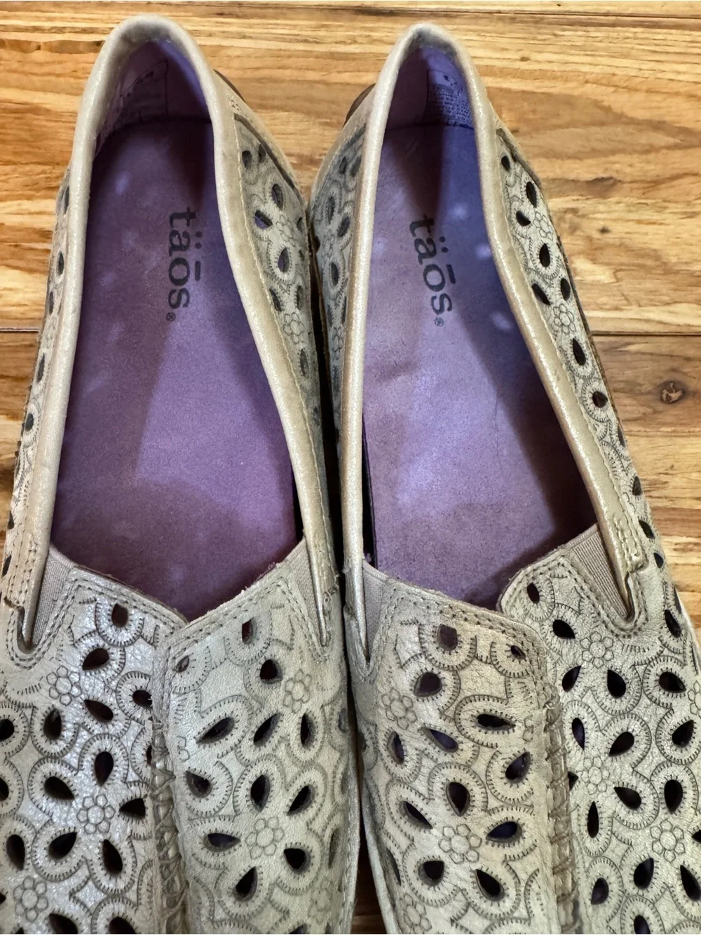 Taos Expose Driving Loafers Size 8 Slip-On Leather Laser Cut Flats